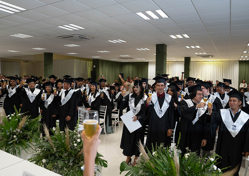 jovenes-de-la-upb-graduandose