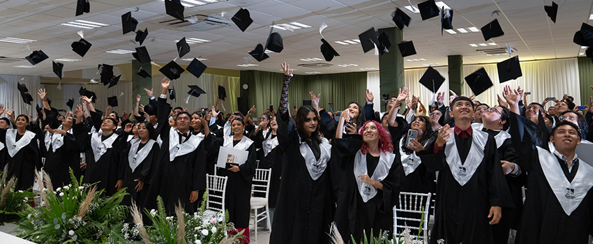 jovenes-de-la-upb-graduandose